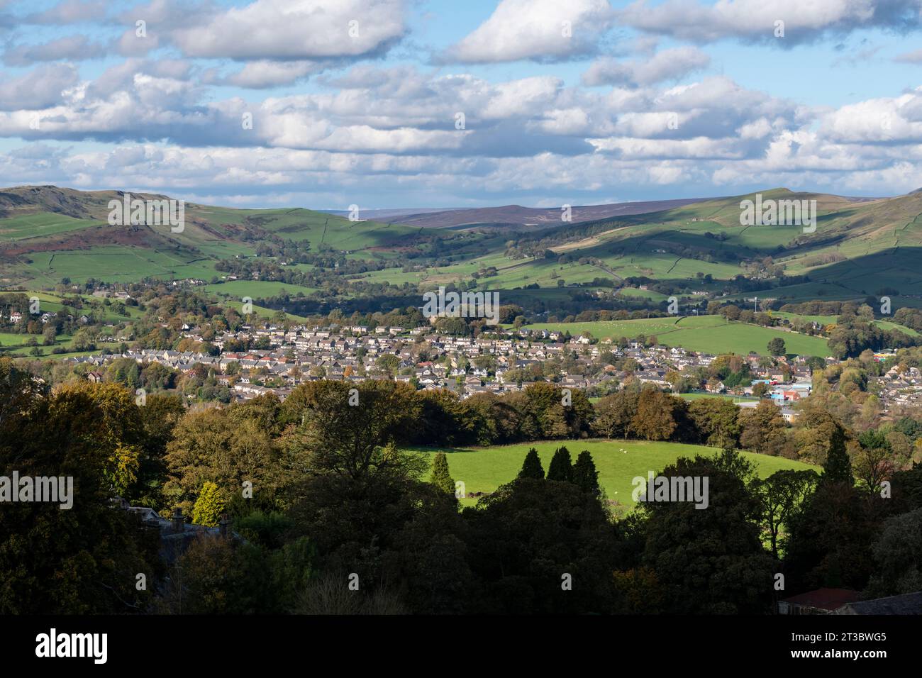 Die Stadt Chapel-en-le-Frith von Combs Edge in Derbyshire, England. Stockfoto