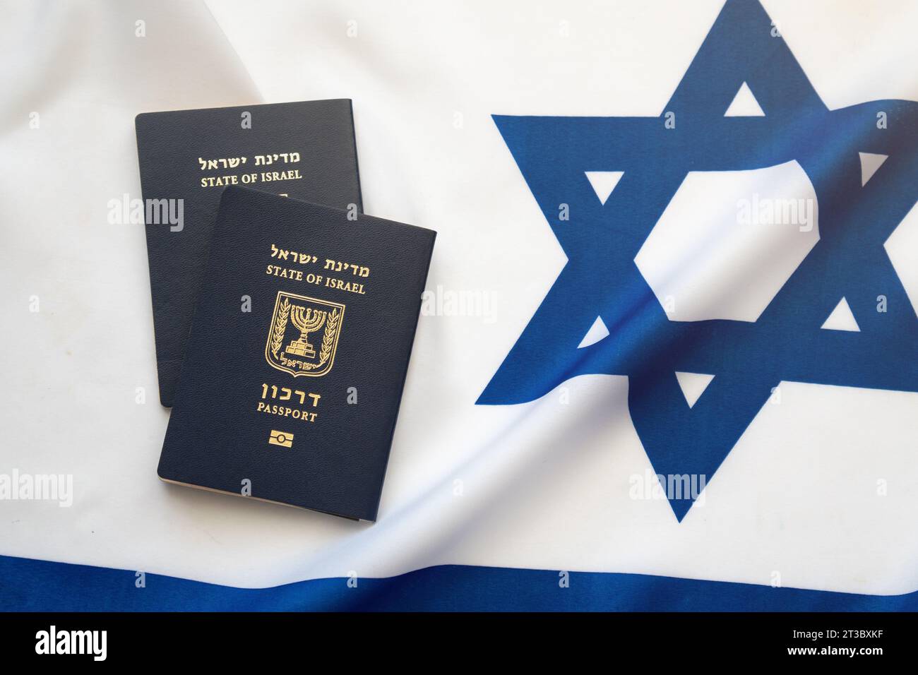 Israelische internationale Pässe auf der israelischen Flagge Stockfoto