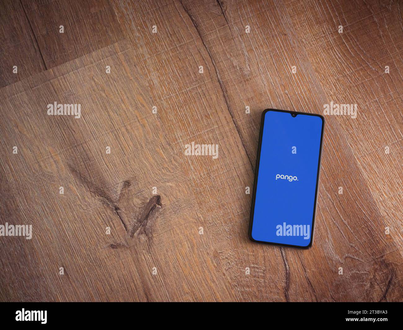 LOD, Israel - 16. Juli 2023: Startbildschirm der Pango App auf Smartphone auf hölzernem Hintergrund. Draufsicht flach mit Kopierraum. Stockfoto