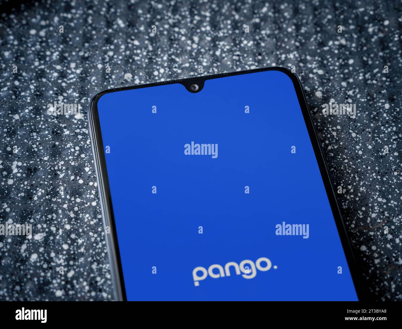 LOD, Israel - 16. Juli 2023: Pango App-Startbildschirm auf Smartphone auf metallischem Hintergrund. Nahaufnahme Draufsicht flach verlegen. Stockfoto