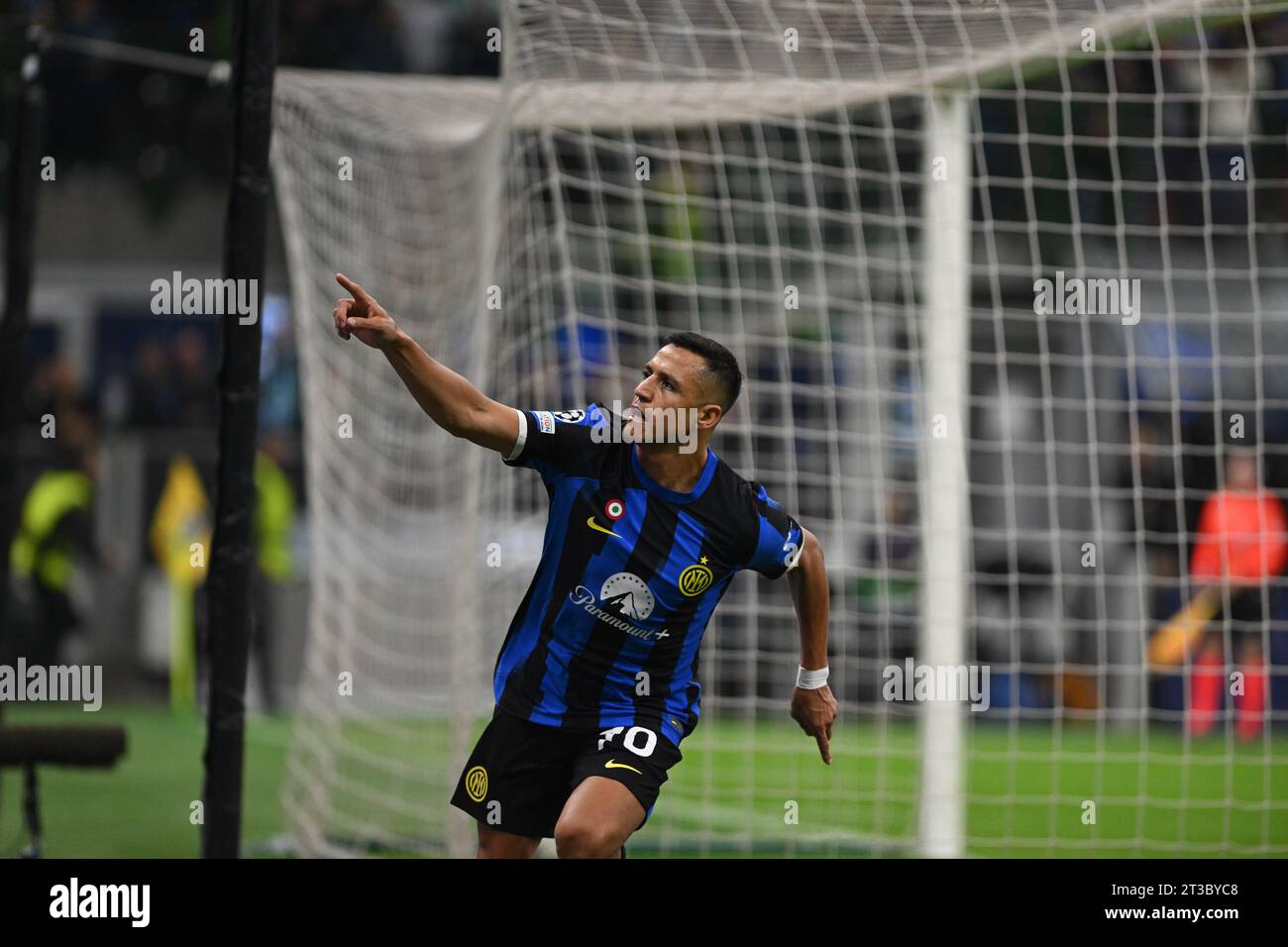 Mailand, Italien. Oktober 2023. Alexis Sánchez vom FC Inter feierte nach einem Tor während des Spiels der UEFA Champions League zwischen Inter FC Internazionale und FC Salzburg am 24. Oktober 2023 im Stadion Giuseppe Meazza San Siro Siro in Mailand. Foto Tiziano Ballabio Credit: Tiziano Ballabio/Alamy Live News Stockfoto