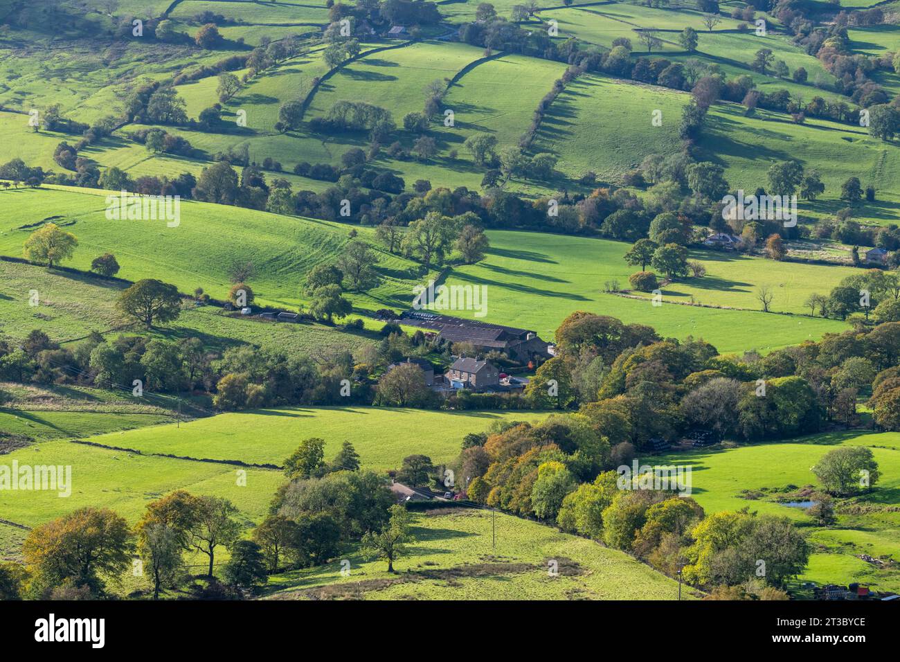 Grüne Landschaft rund um das Dorf Combs in Derbyshire, England an einem sonnigen Oktobertag. Stockfoto
