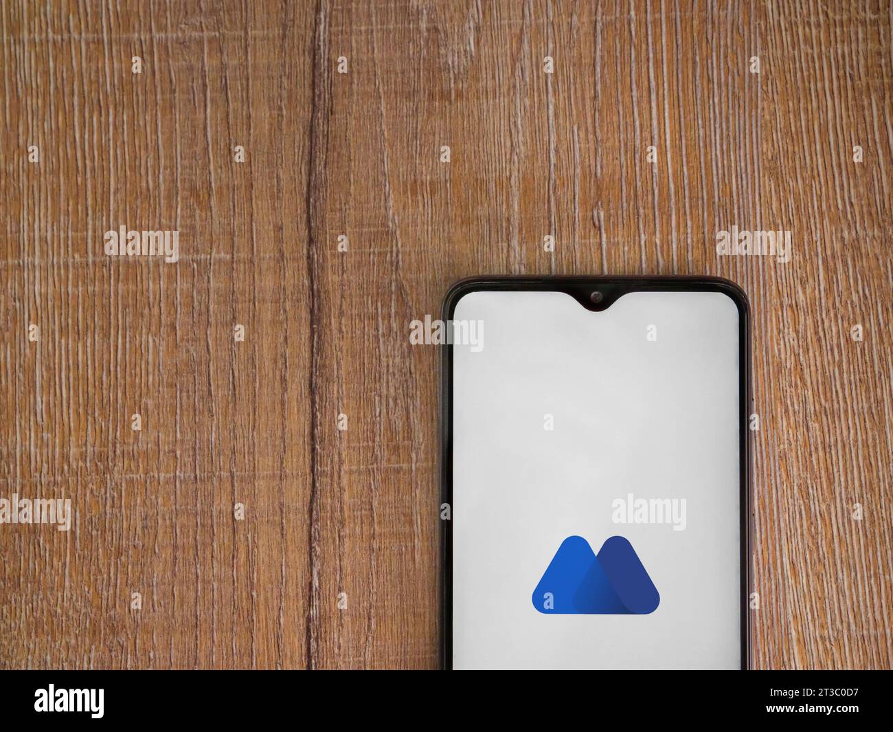 LOD, Israel - 16. Juli 2023: Startbildschirm der MEXC-App auf Smartphone auf hölzernem Hintergrund. Draufsicht flach mit Kopierraum. Stockfoto