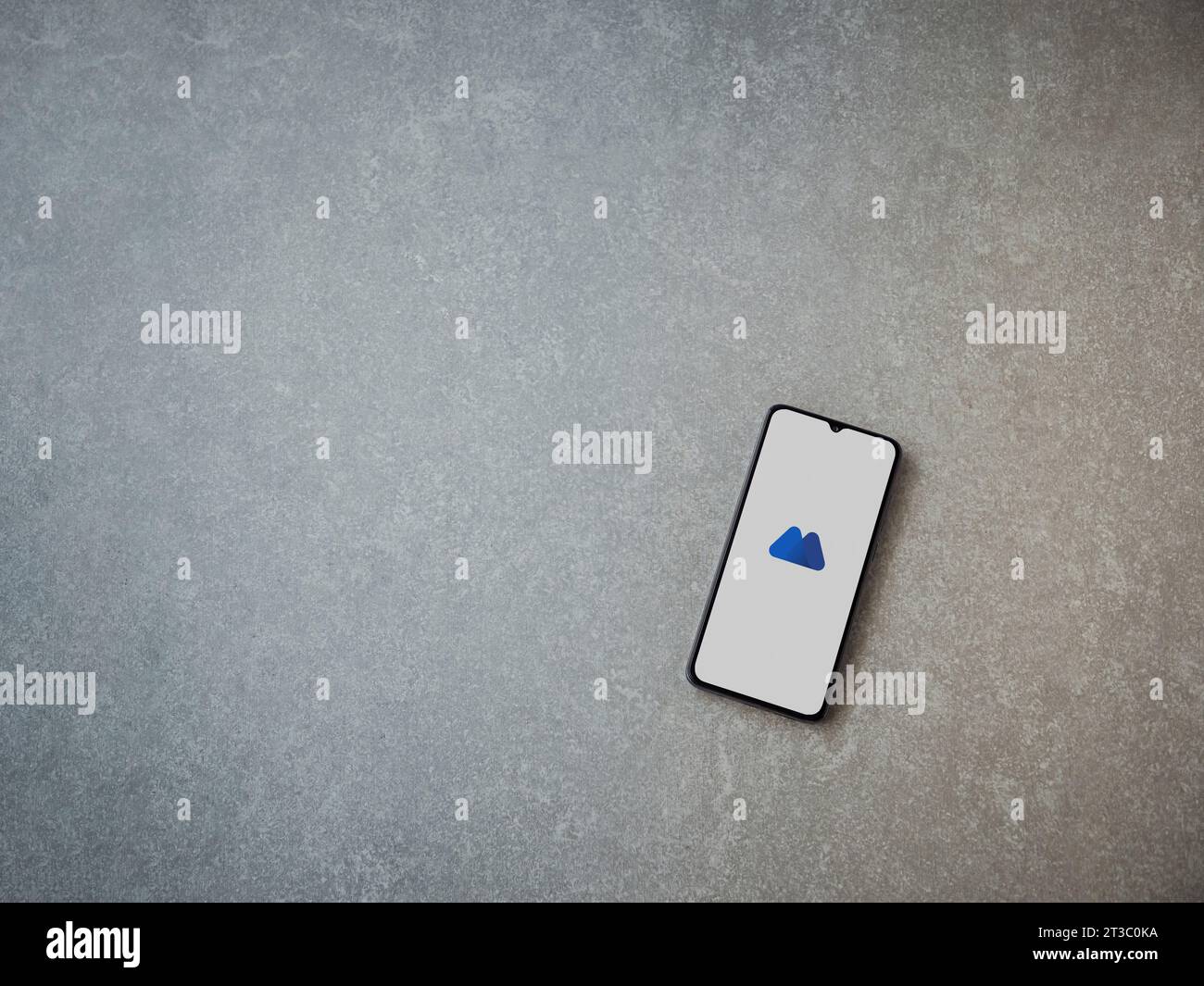 LOD, Israel - 16. Juli 2023: Startbildschirm der MEXC App auf Smartphone auf Keramikstein Hintergrund. Draufsicht flach mit Kopierraum. Stockfoto