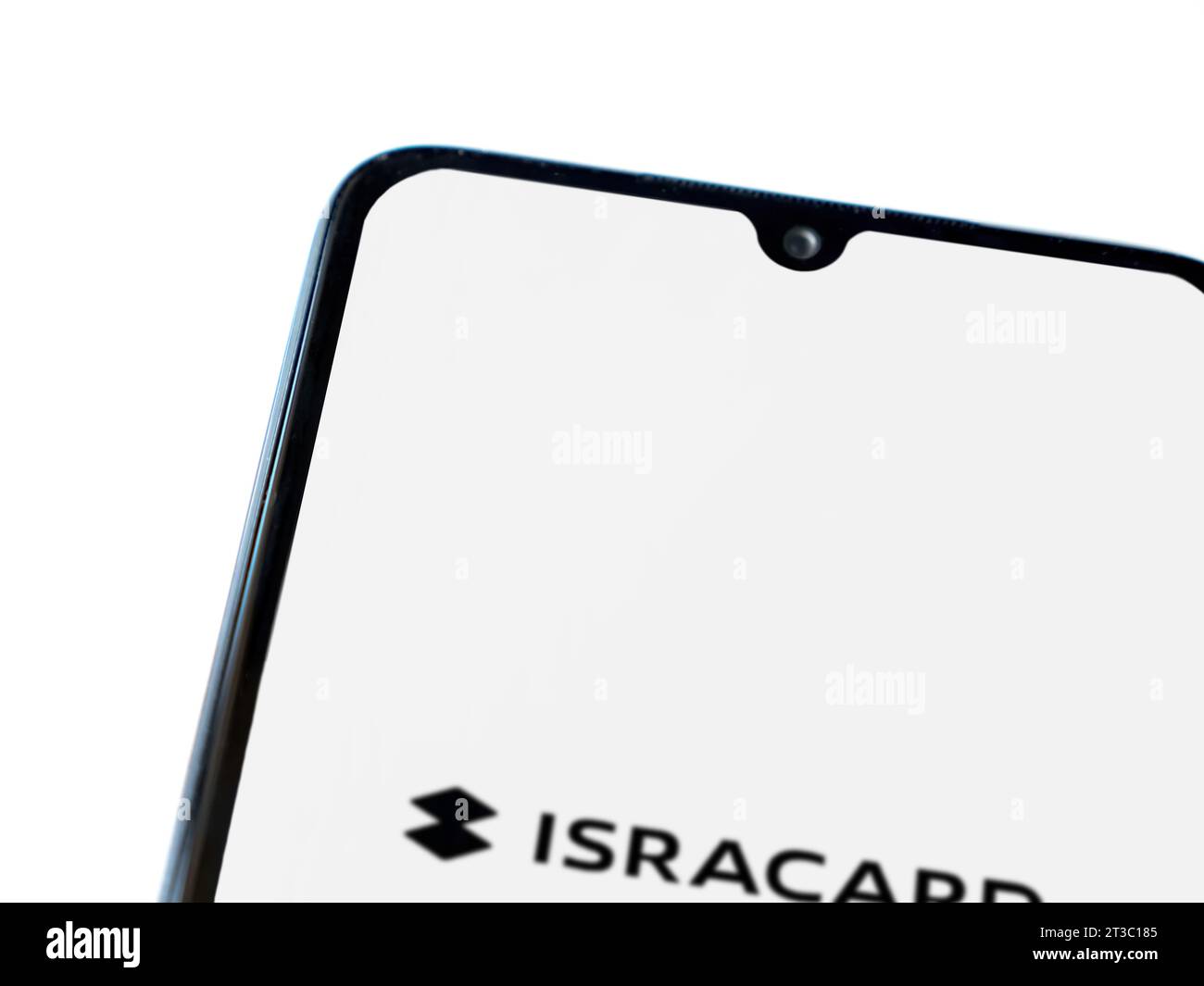 LOD, Israel - 16. Juli 2023: Startbildschirm der Isracard App auf Smartphone auf weißem Hintergrund. Draufsicht flach mit Kopierraum. Stockfoto