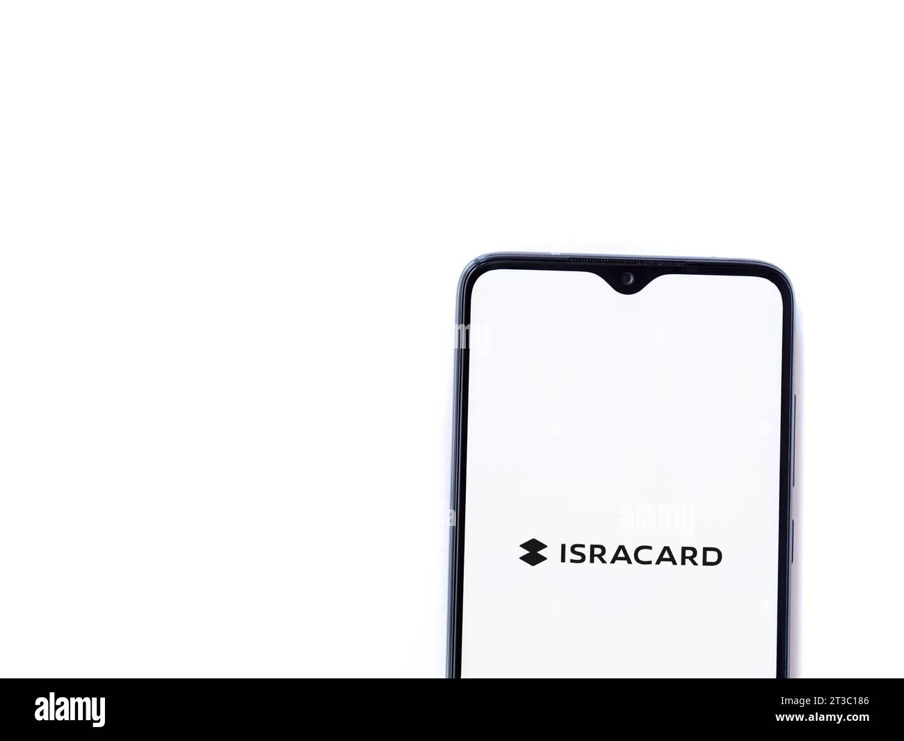 LOD, Israel - 16. Juli 2023: Startbildschirm der Isracard App auf Smartphone auf weißem Hintergrund. Draufsicht flach mit Kopierraum. Stockfoto