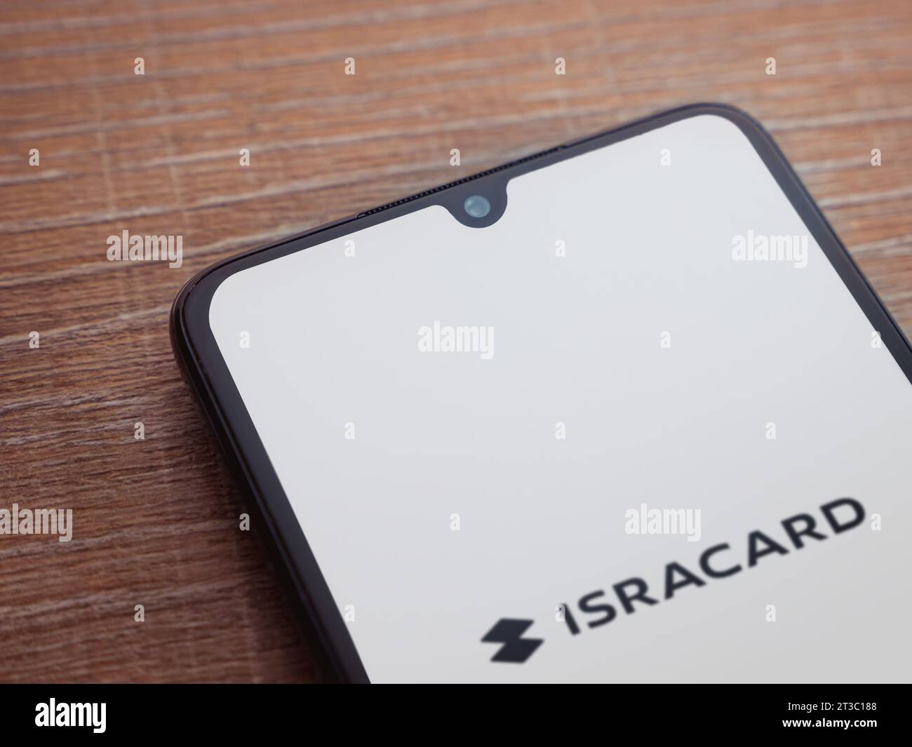 LOD, Israel - 16. Juli 2023: Startbildschirm der Isracard App auf Smartphone auf hölzernem Hintergrund. Draufsicht flach mit Kopierraum. Stockfoto