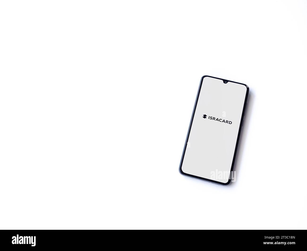 LOD, Israel - 16. Juli 2023: Startbildschirm der Isracard App auf Smartphone auf weißem Hintergrund. Draufsicht flach mit Kopierraum. Stockfoto