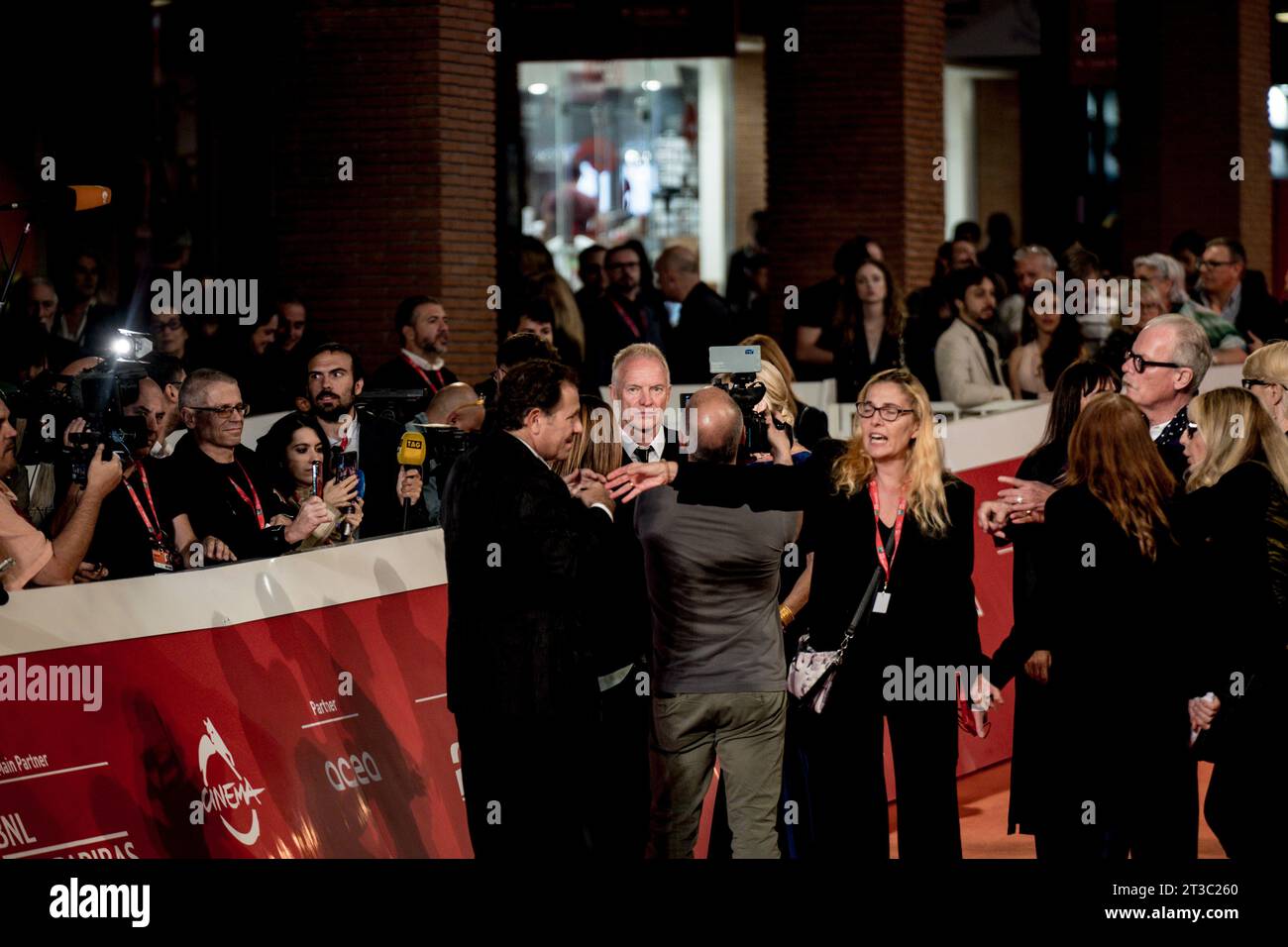 ROM, ITALIEN - 23. OKTOBER: Trudy Styler und Sting besuchen einen roten Teppich für den Film „Posso Entrare? Eine Ode an Neapel während des 18. Filmfesti in Rom Stockfoto
