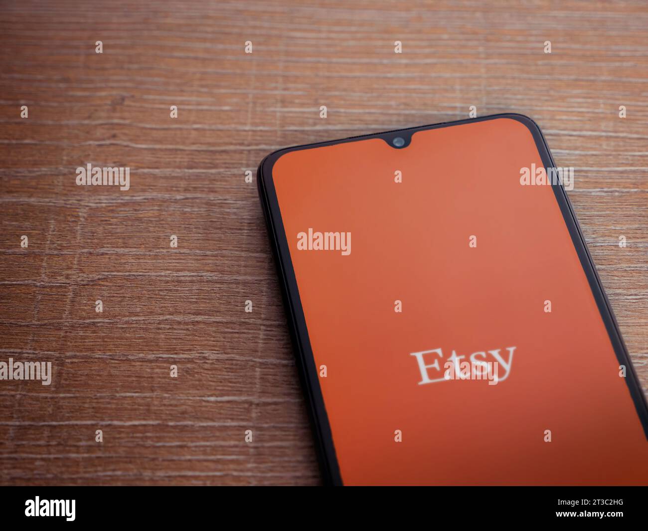 LOD, Israel - 16. Juli 2023: Startbildschirm der Etsy-App auf dem Smartphone auf hölzernem Hintergrund. Draufsicht flach mit Kopierraum. Stockfoto