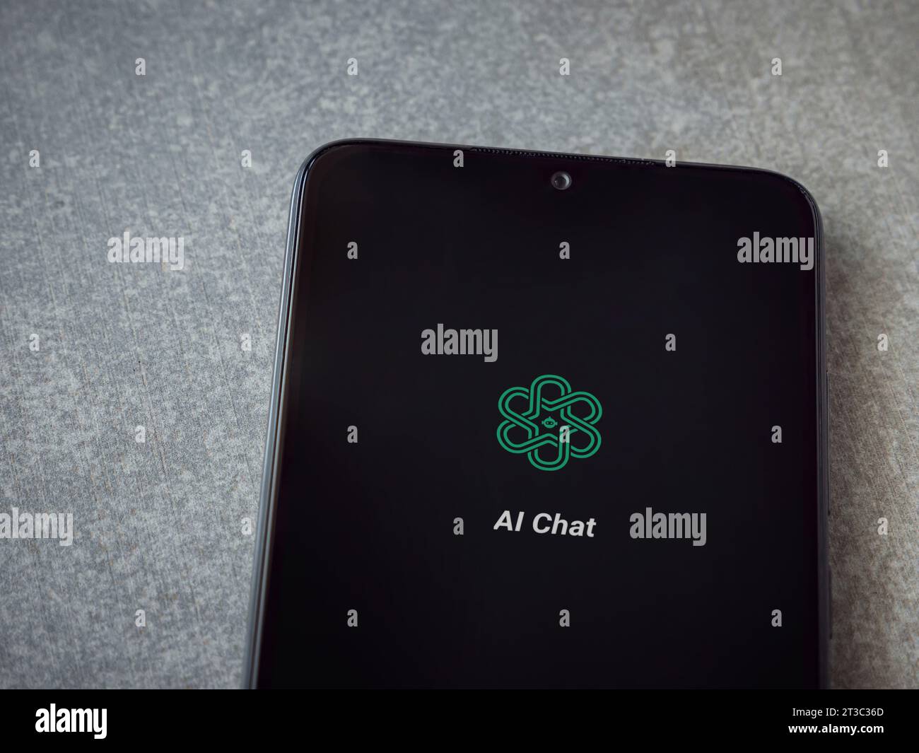LOD, Israel - 16. Juli 2023: Chat-KI-App-Startbildschirm auf Smartphone auf Keramikstein Hintergrund. Draufsicht flach mit Kopierraum. Stockfoto