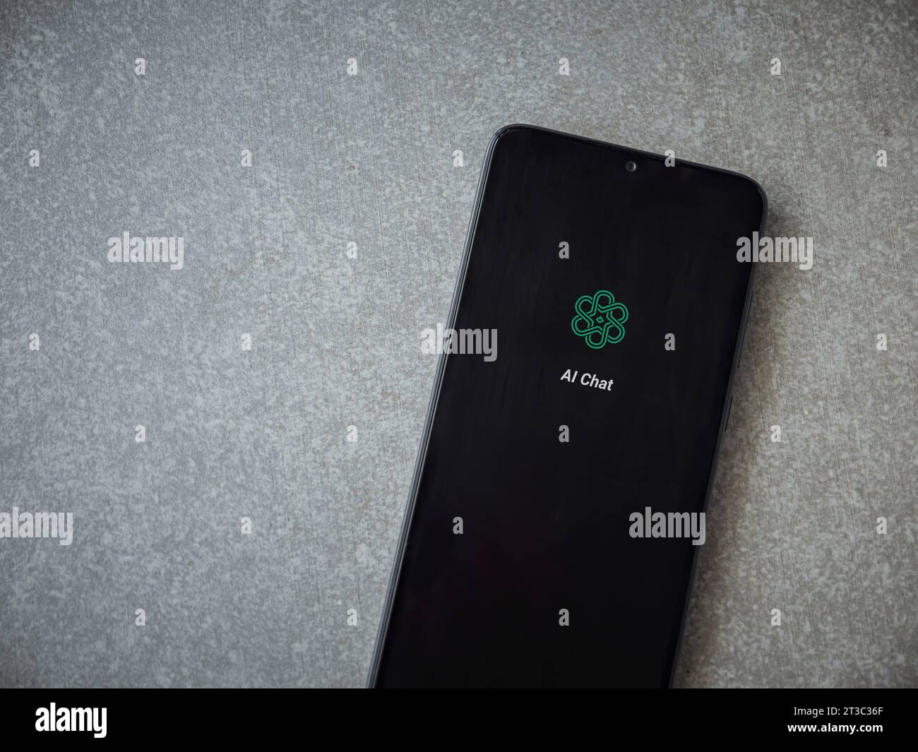 LOD, Israel - 16. Juli 2023: Chat-KI-App-Startbildschirm auf Smartphone auf Keramikstein Hintergrund. Draufsicht flach mit Kopierraum. Stockfoto