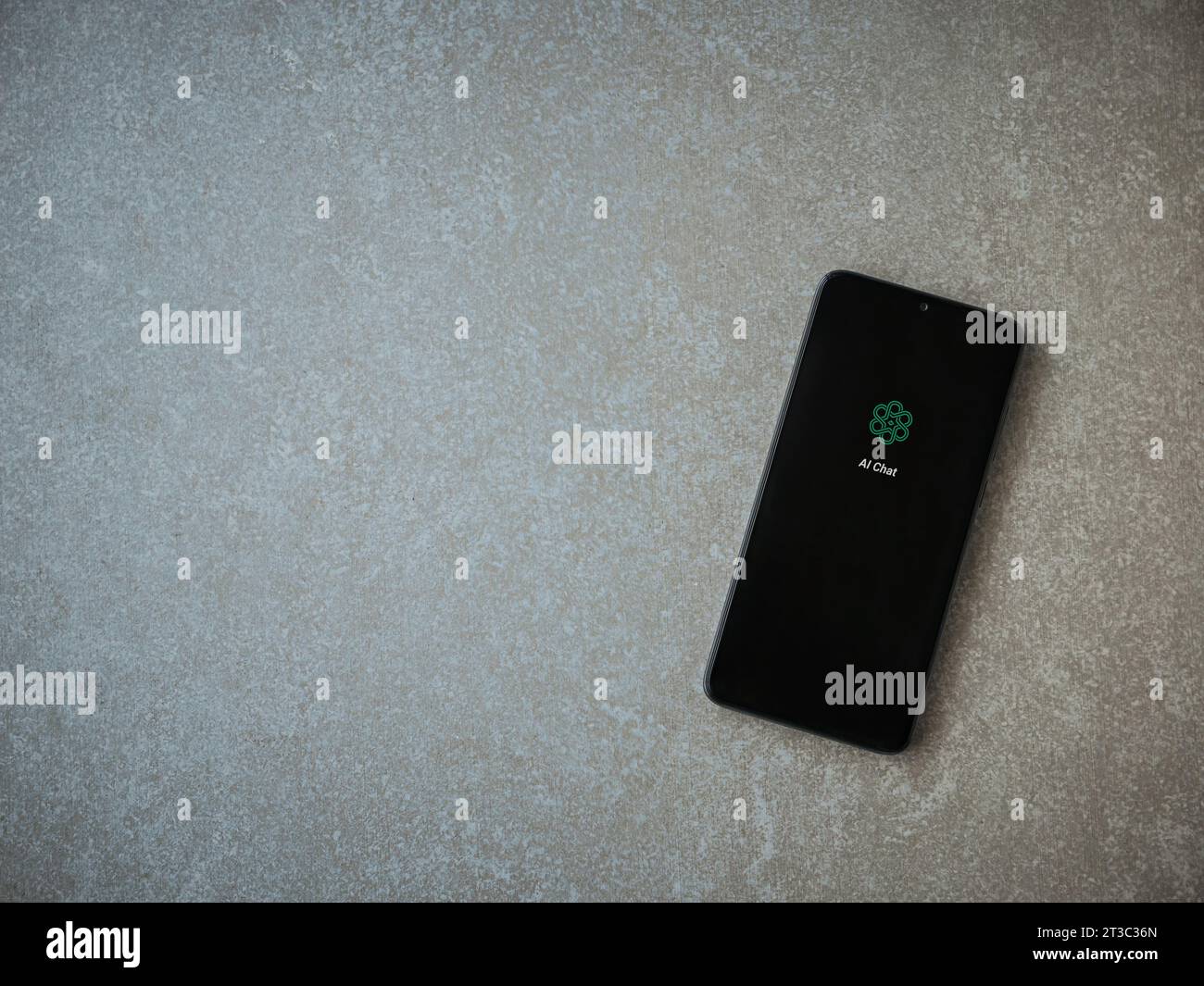 LOD, Israel - 16. Juli 2023: Chat-KI-App-Startbildschirm auf Smartphone auf Keramikstein Hintergrund. Draufsicht flach mit Kopierraum. Stockfoto