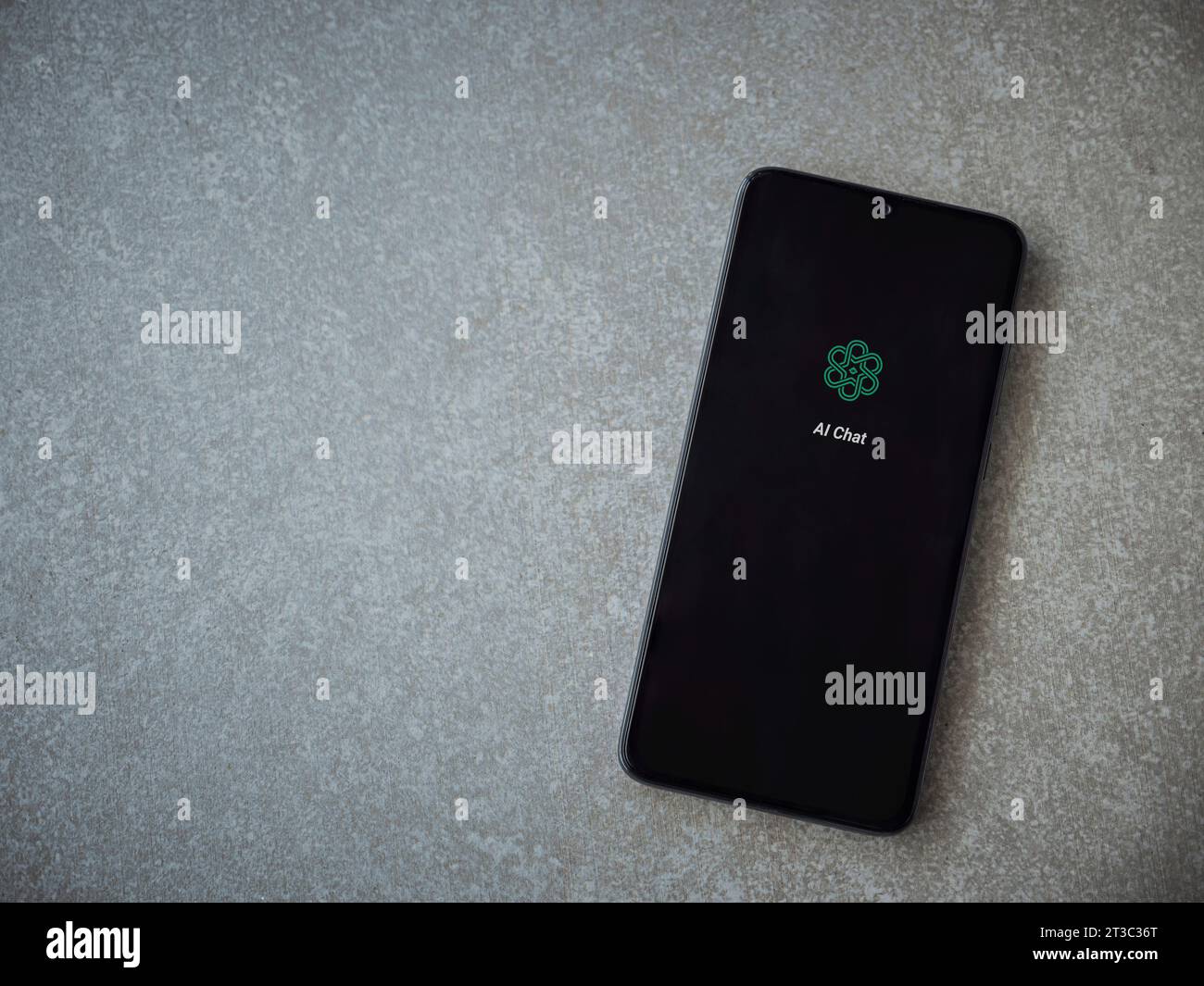 LOD, Israel - 16. Juli 2023: Chat-KI-App-Startbildschirm auf Smartphone auf Keramikstein Hintergrund. Draufsicht flach mit Kopierraum. Stockfoto