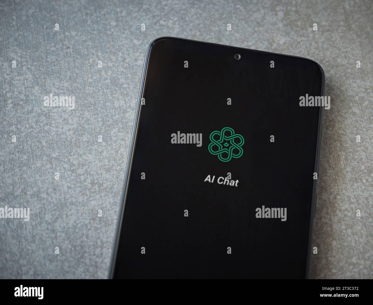LOD, Israel - 16. Juli 2023: Chat-KI-App-Startbildschirm auf Smartphone auf Keramikstein Hintergrund. Draufsicht flach mit Kopierraum. Stockfoto
