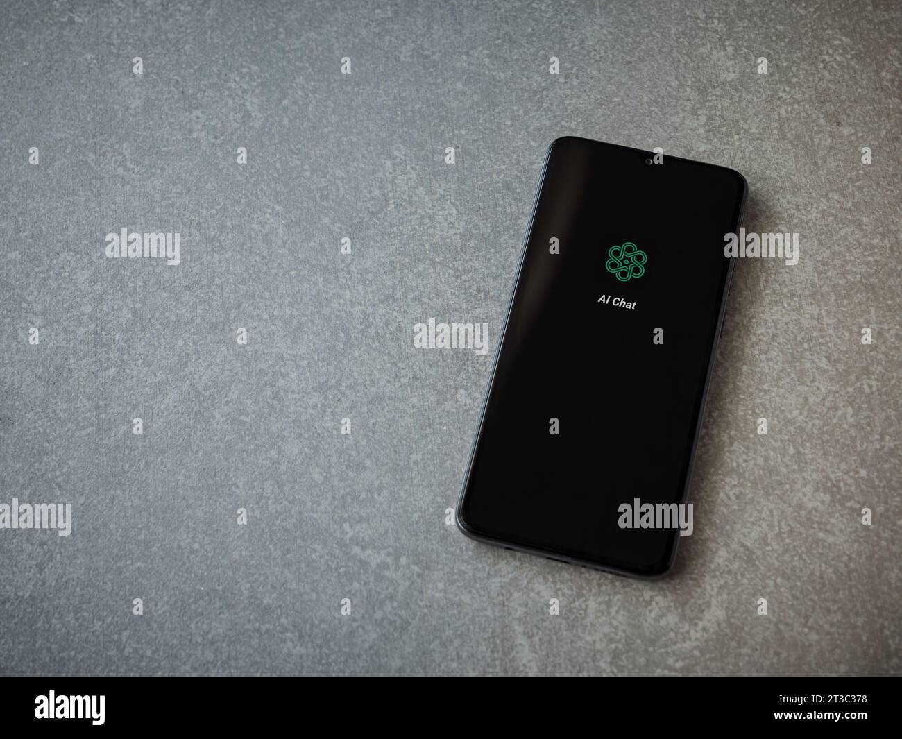 LOD, Israel - 16. Juli 2023: Chat-KI-App-Startbildschirm auf Smartphone auf Keramikstein Hintergrund. Draufsicht flach mit Kopierraum. Stockfoto