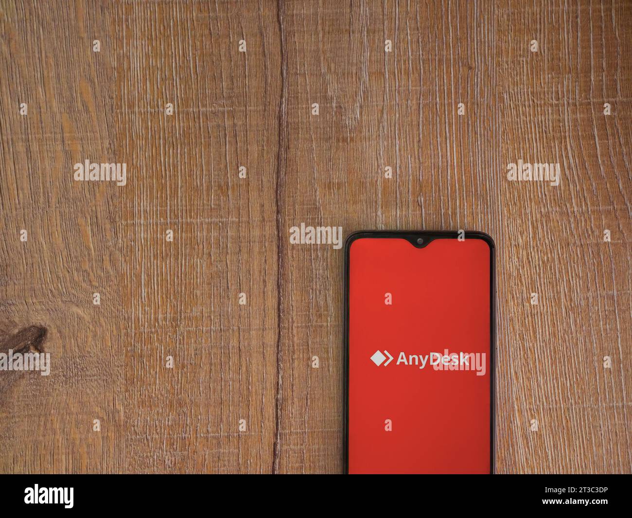 LOD, Israel - 16. Juli 2023: Startbildschirm der AnyDesk App auf Smartphone auf hölzernem Hintergrund. Draufsicht flach mit Kopierraum. Stockfoto