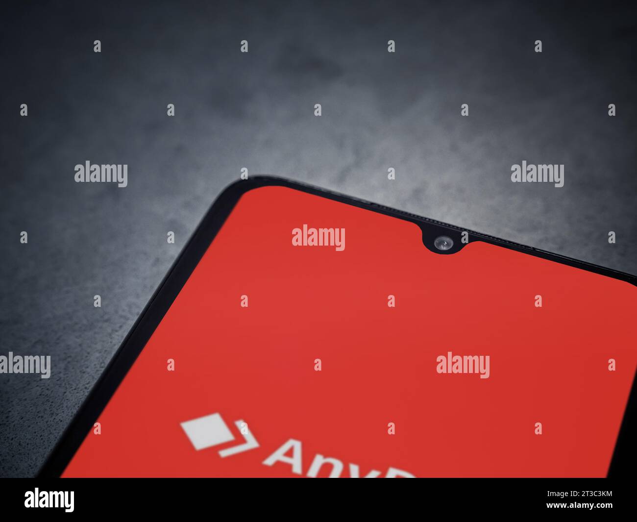 LOD, Israel - 16. Juli 2023: Startbildschirm der AnyDesk App auf Smartphone auf dunklem Marmorstein Hintergrund. Draufsicht flach mit Kopierraum. Stockfoto