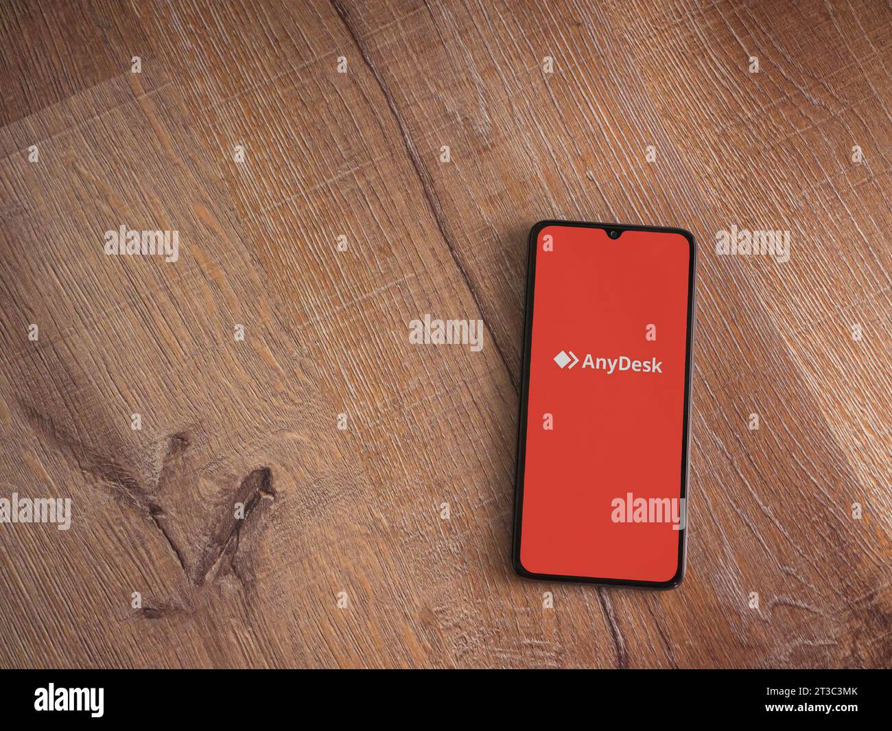 LOD, Israel - 16. Juli 2023: Startbildschirm der AnyDesk App auf Smartphone auf hölzernem Hintergrund. Draufsicht flach mit Kopierraum. Stockfoto