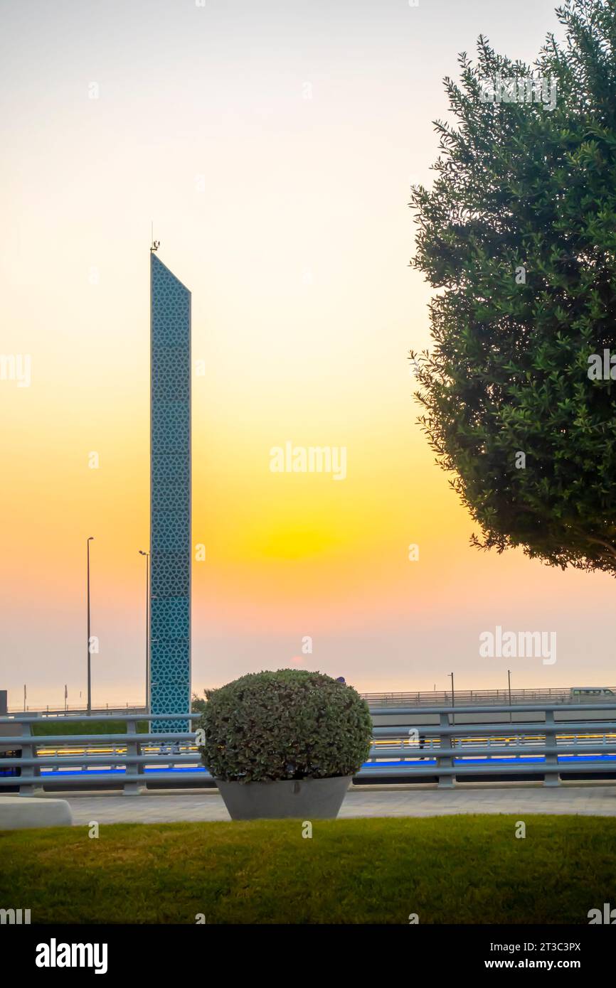 Ulmenbaum, Skyline von Bahrain, Four Seasons Bahrain Hotel Stockfoto