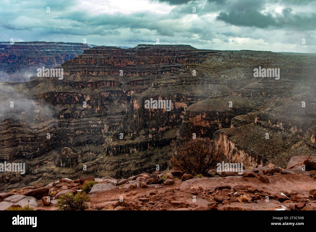 Der berühmte Aussichtspunkt Guano im Grand Canyon National Park von Colorado, in seiner westlichen Region und mit privilegiertem Blick auf den Fluss und den Canyon. Stockfoto