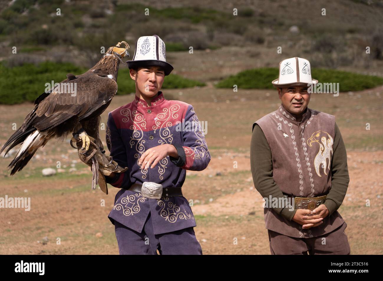 Kirgisischer Jäger mit ausgebildetem Goldenen Adler (Aquila chrysaetos), Song kol See, Naryn Region, Kirgisistan Stockfoto