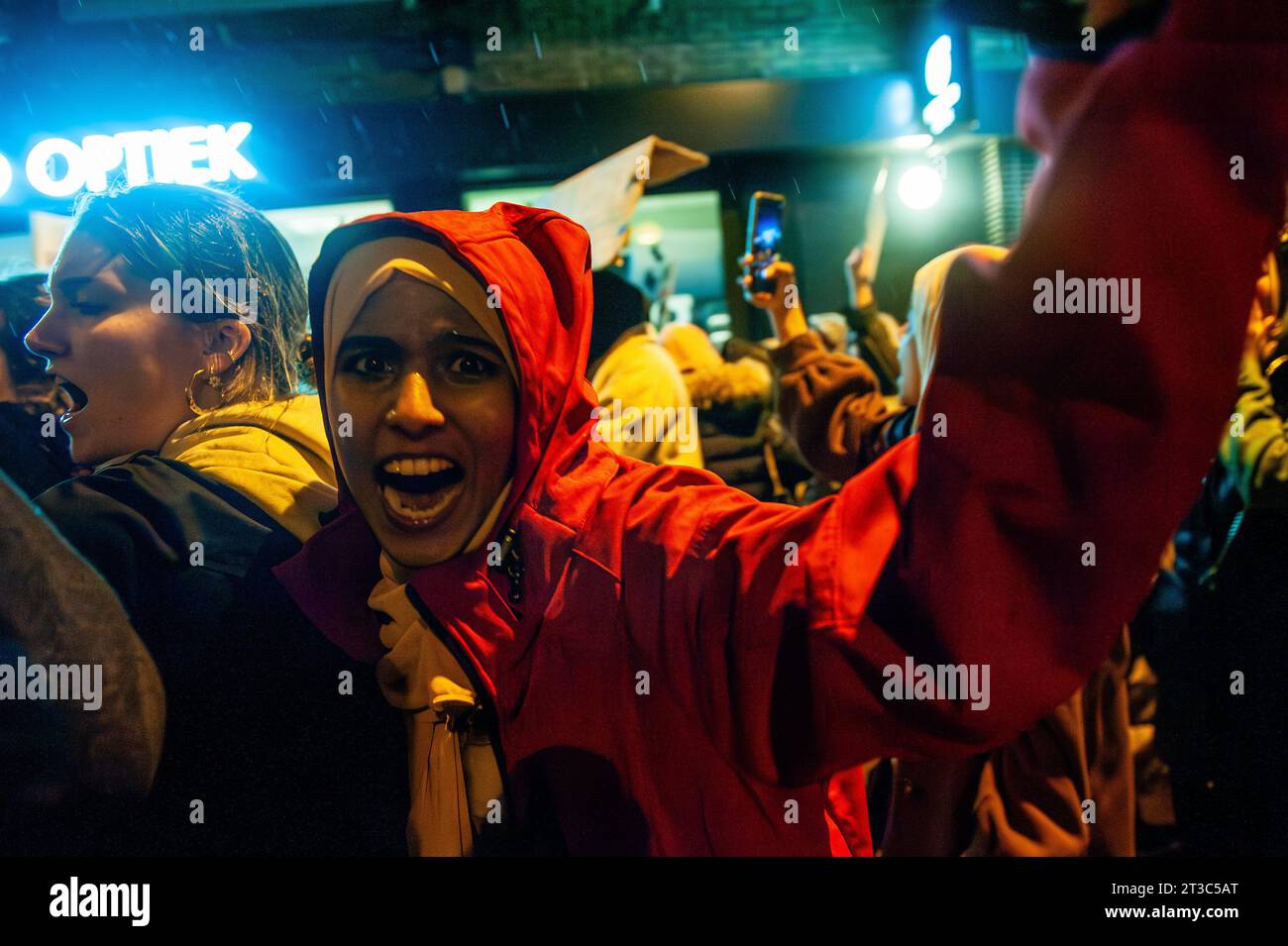 Nijmegen, Niederlande. Oktober 2023. Ein Demonstrant ruft direkt zur Kamera, um Palästina zu unterstützen während der Demonstration spazierten rund 800 Demonstranten durch das Stadtzentrum, um die Regierung Israels zu verurteilen und ihre Solidarität mit dem palästinensischen Volk zu bekunden. Diese pro-palästinensische Demonstration war eine der größten Demonstrationen in der Stadt. (Foto: Ana Fernandez/SOPA Images/SIPA USA) Credit: SIPA USA/Alamy Live News Stockfoto