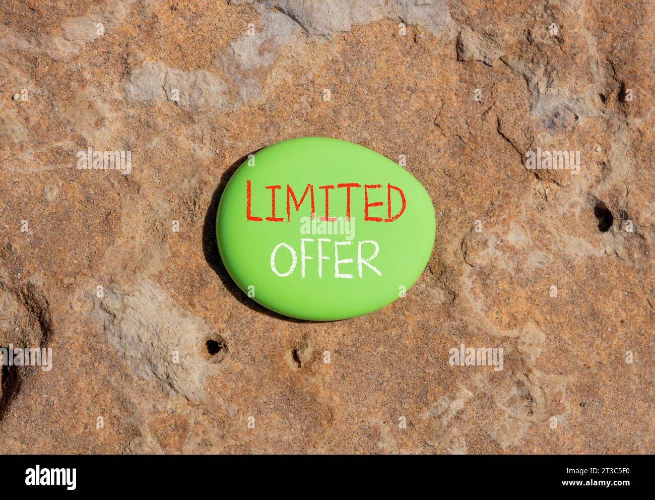 Symbol für begrenztes Angebot. Concept Words begrenztes Angebot für schönen grünen Stein. Schöner brauner Steinhintergrund. Business Marketing, Motivational Limited Stockfoto