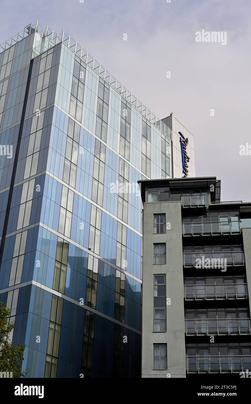 Hohe Gebäude, vor dem Radisson Blu Hotel, Bristol, Großbritannien Stockfoto