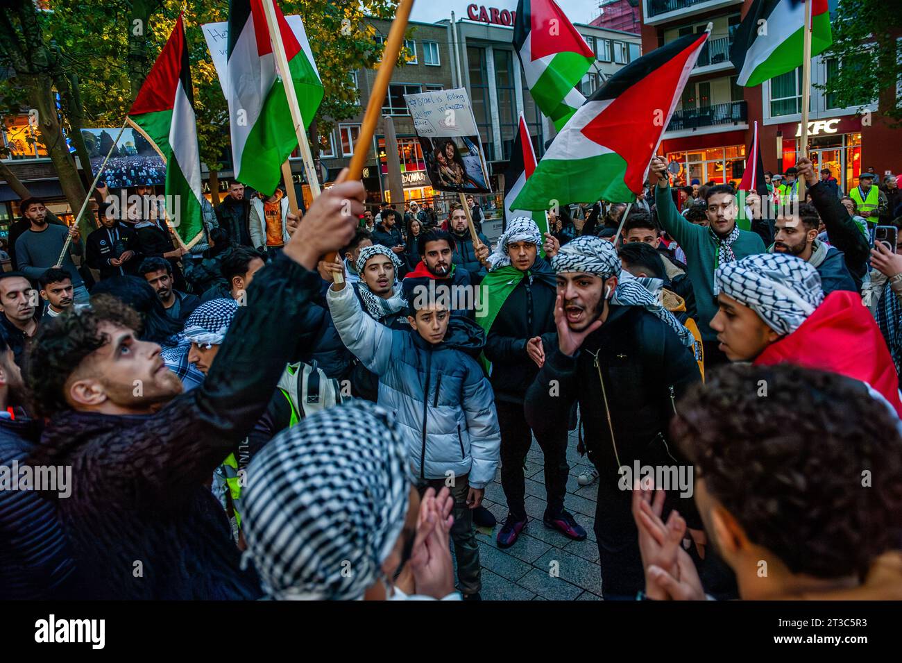 Nijmegen, Niederlande. Oktober 2023. Die Palästinenser rufen während der Demonstration Slogans und halten palästinensische Fahnen. Rund 800 Demonstranten gingen durch das Stadtzentrum, um die israelische Regierung zu verurteilen und ihre Solidarität mit dem palästinensischen Volk zu bekunden. Diese pro-palästinensische Demonstration war eine der größten Demonstrationen in der Stadt. (Foto: Ana Fernandez/SOPA Images/SIPA USA) Credit: SIPA USA/Alamy Live News Stockfoto