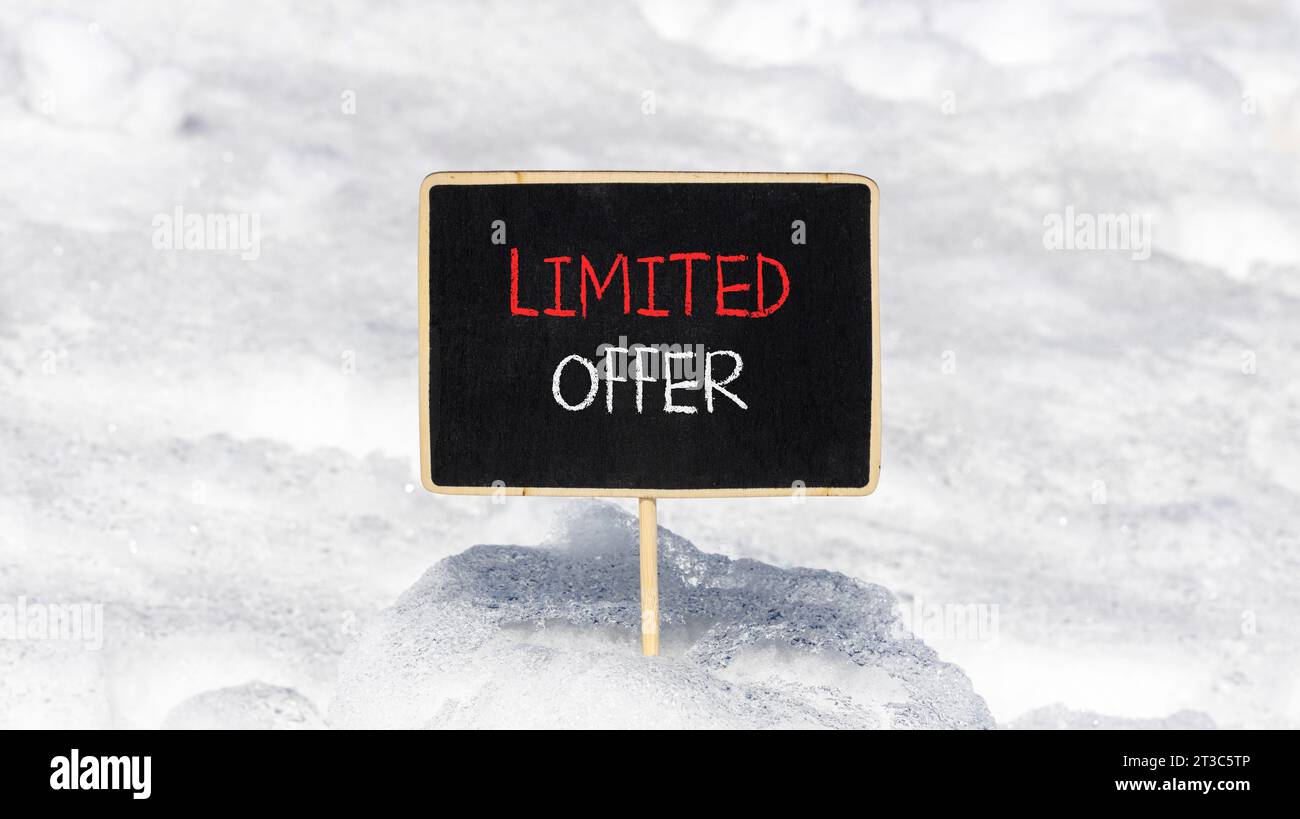 Symbol für begrenztes Angebot. Concept Words Limited Angebot für schöne schwarze Kreidetafel. Schöner weißer Schnee Hintergrund. Weißer Schnee. Unternehmensmarketing Stockfoto