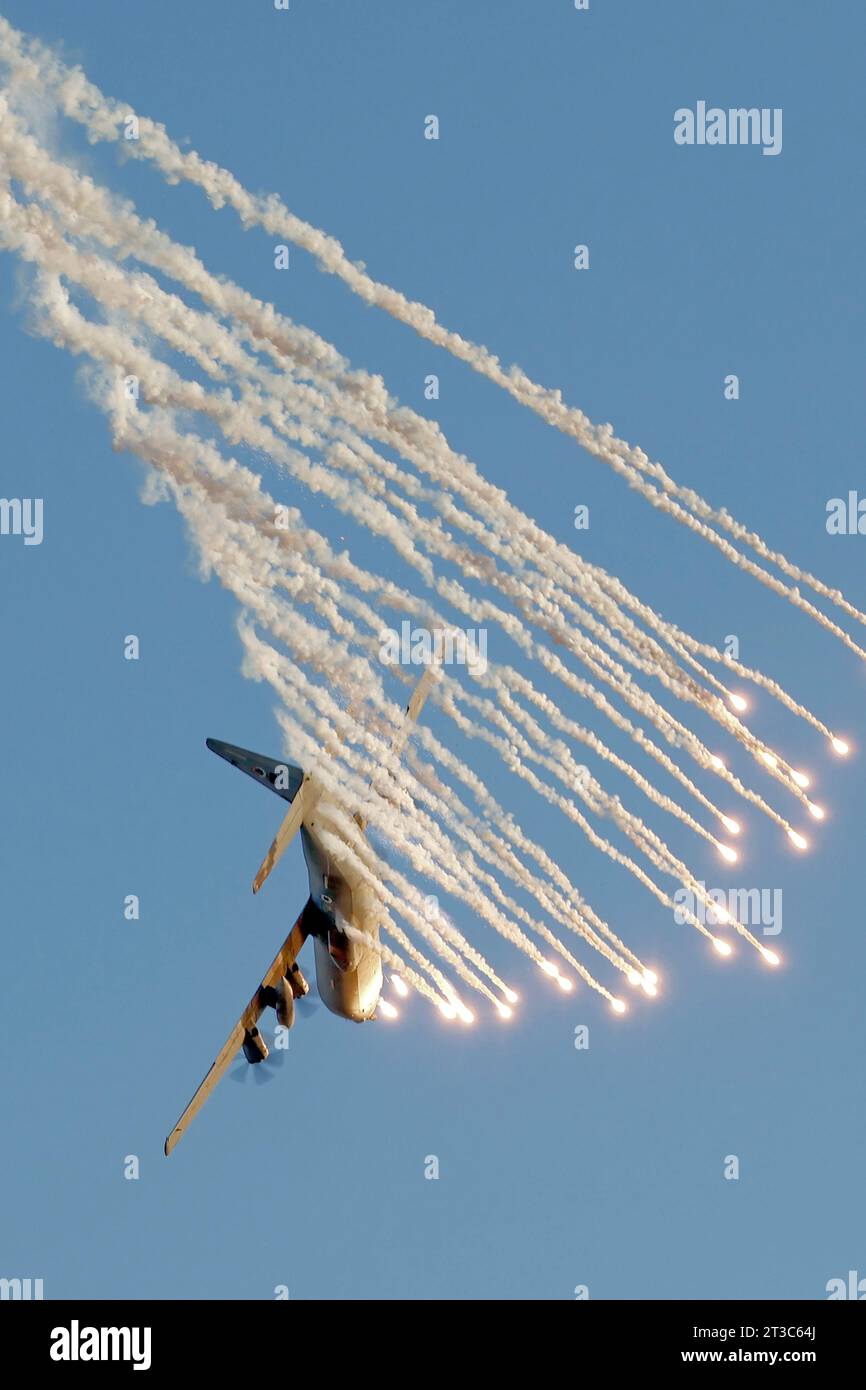 Eine israelische Luftwaffe C-130J Shimshon, die Flares freisetzt. Stockfoto