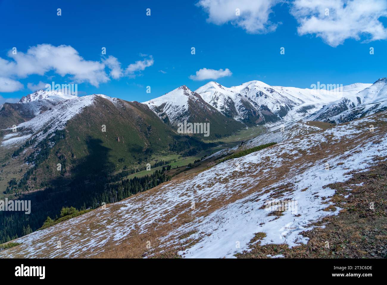 Schneebedeckte Gipfel des Skigebiets Karakol, Kirgisistan Stockfoto