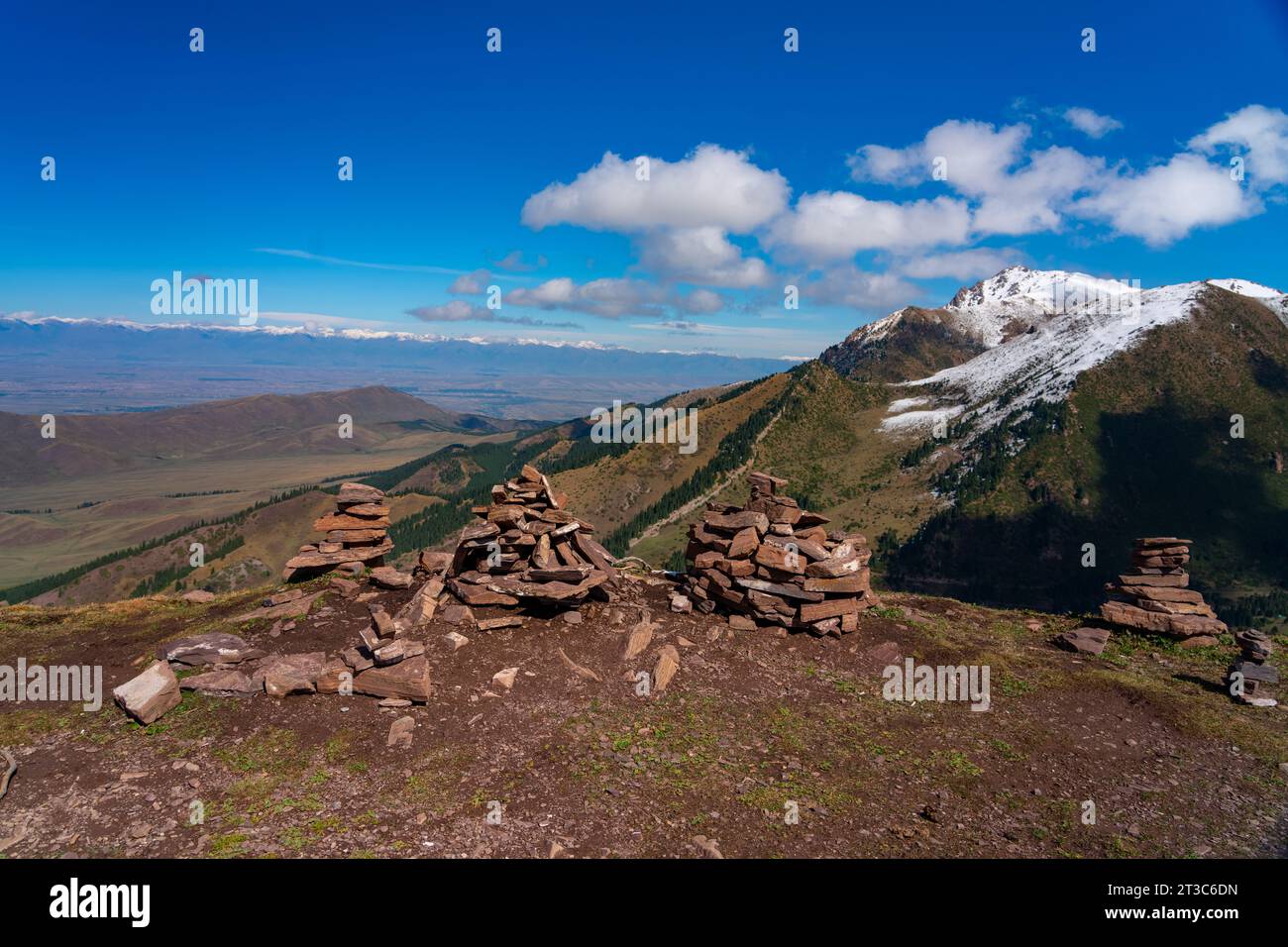 Schneebedeckte Gipfel des Skigebiets Karakol, Kirgisistan Stockfoto