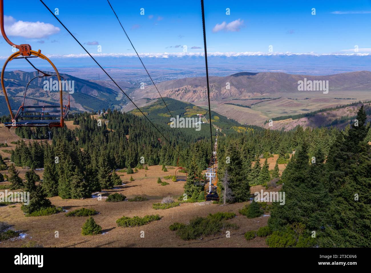 Seilbahn im Sommer in den Bergen im Skigebiet Karakol, Kirgisistan Stockfoto