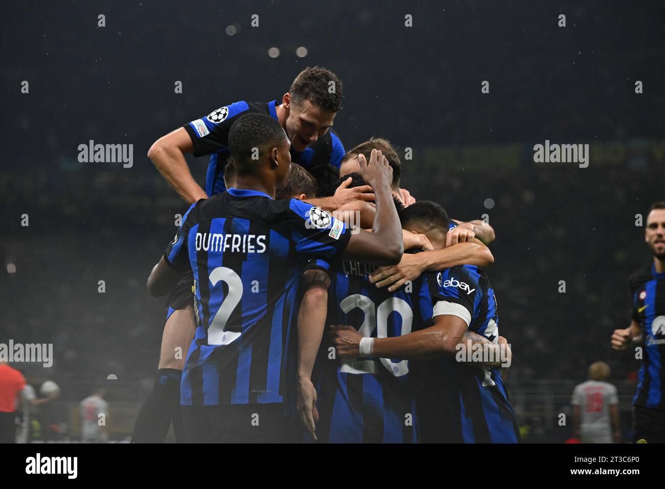 Mailand, Italien. Oktober 2023. Hakan Calhanoglu vom FC Inter und Team Inter FC feierte nach einem Tor während des UEFA Champions League-Spiels zwischen Inter FC Internazionale und FC Salzburg am 24. Oktober 2023 im Giuseppe Meazza San Siro Siro Stadion in Mailand. Foto Tiziano Ballabio Credit: Tiziano Ballabio/Alamy Live News Stockfoto