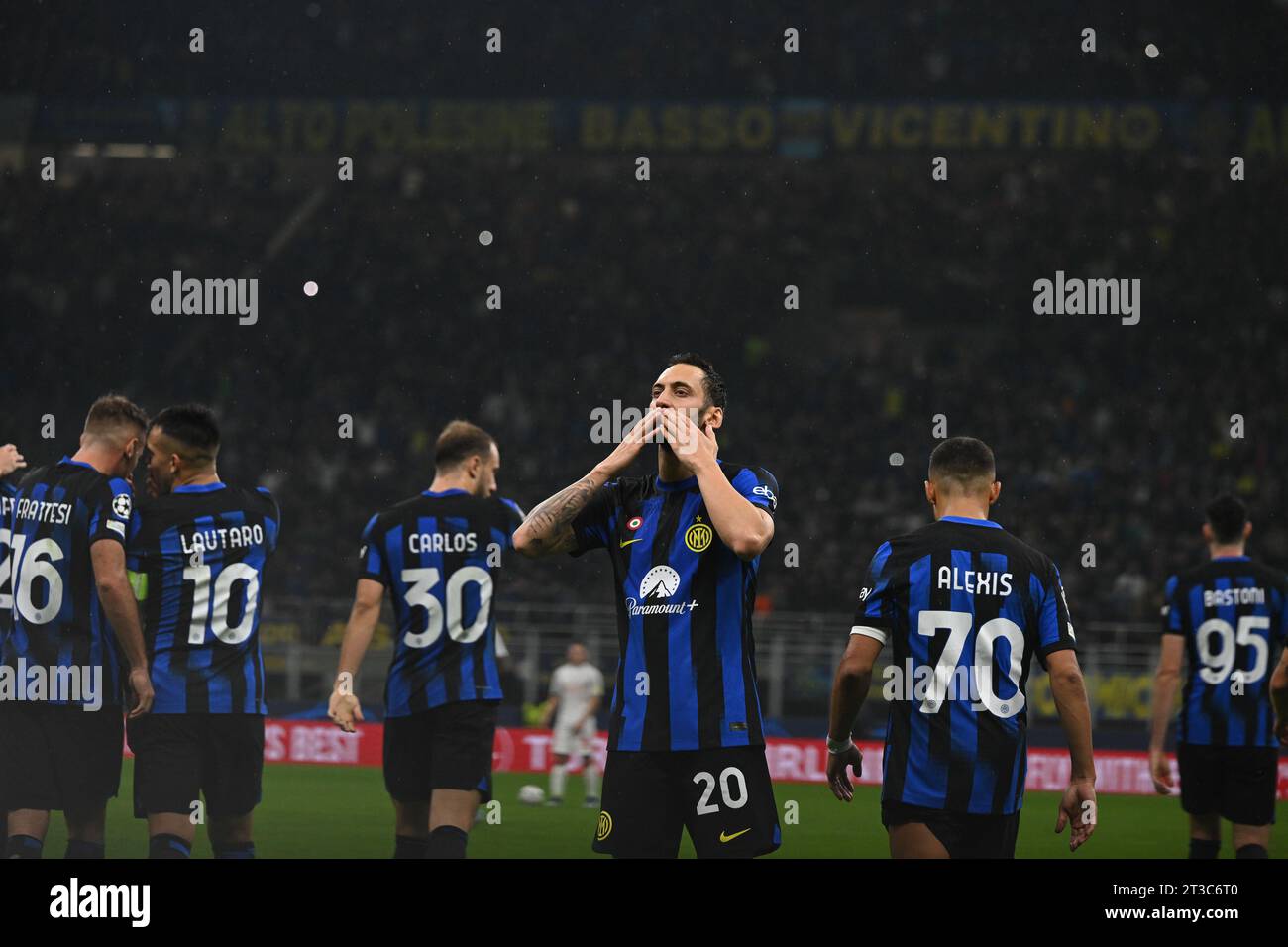 Mailand, Italien. Oktober 2023. Hakan Calhanoglu vom FC Inter feierte nach einem Tor während des Spiels der UEFA Champions League zwischen Inter FC Internazionale und FC Salzburg am 24. Oktober 2023 im Stadion Giuseppe Meazza San Siro Siro in Mailand. Foto Tiziano Ballabio Credit: Tiziano Ballabio/Alamy Live News Stockfoto