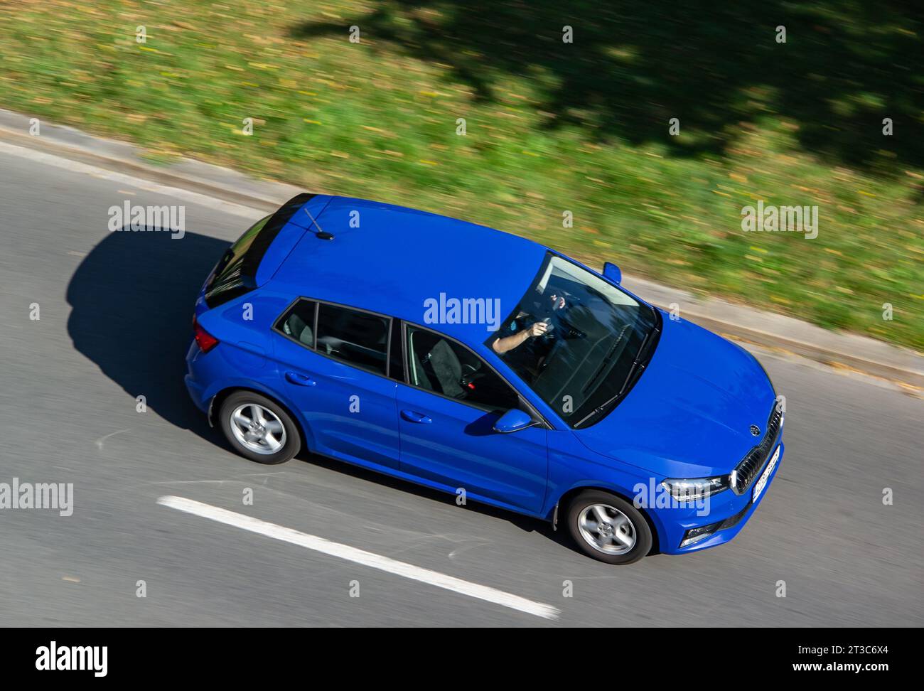 OSTRAVA, TSCHECHISCHE REPUBLIK - 17. SEPTEMBER 2022: Blaues Skoda Fabia IV Fahrzeug mit starker Bewegungsunschärfe in Draufsicht Stockfoto