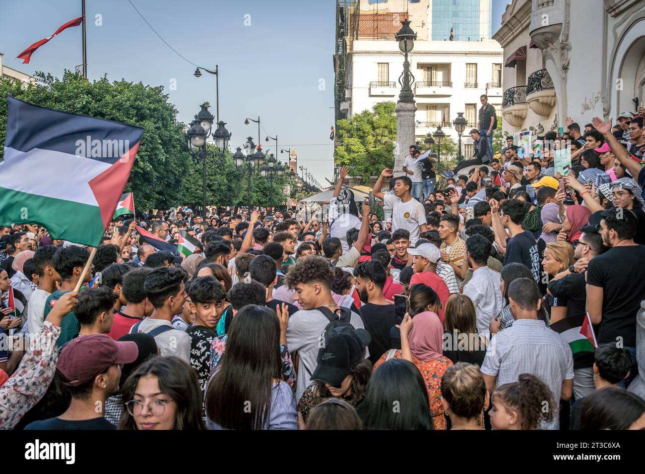 Die Menge der Demonstranten bei der pro-Palästina-Demonstration mit palästinensischen Fahnen und in Tunis Innenstadt, gefolgt von der Krankenhausexplosion in Gaza. Stockfoto