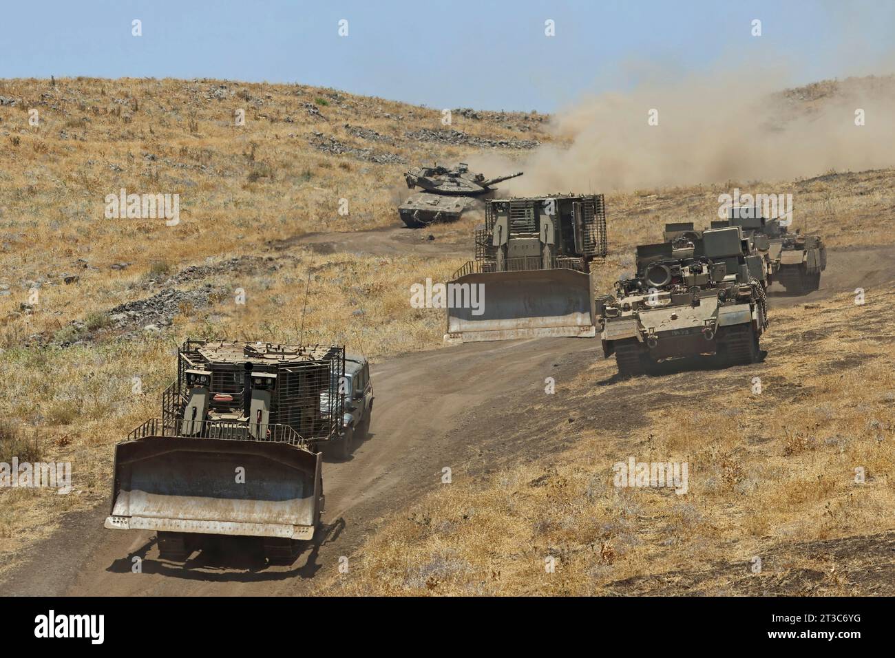 Die israelischen Streitkräfte D9-Bulldozer, ein Namer-APC und eine Merkava-4-Schlachtbank. Stockfoto