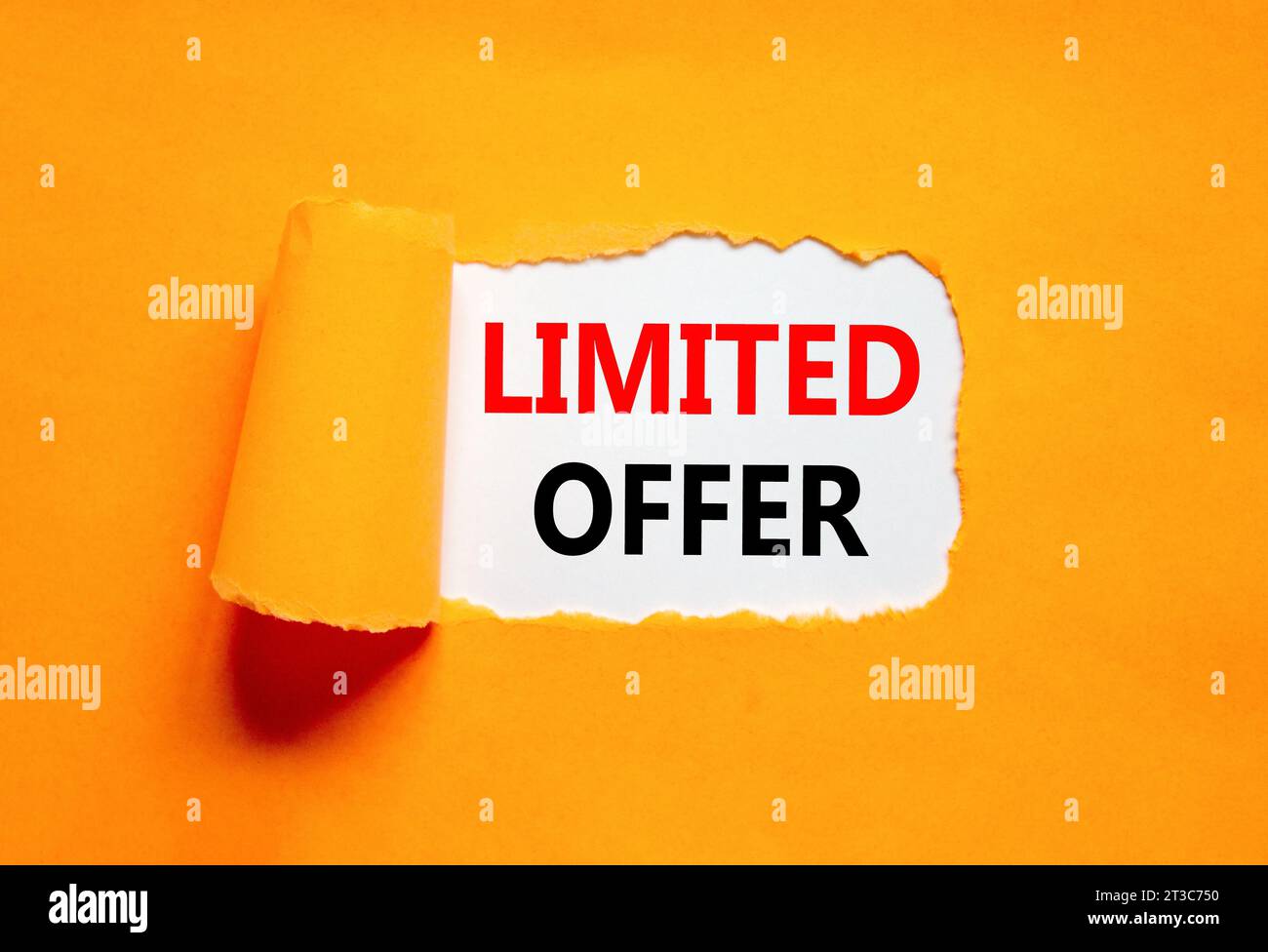 Symbol für begrenztes Angebot. Concept Words begrenztes Angebot auf wunderschönem Whitepaper. Schöner oranger Tisch mit orangefarbenem Hintergrund. Unternehmensmarketing, motivierend Stockfoto