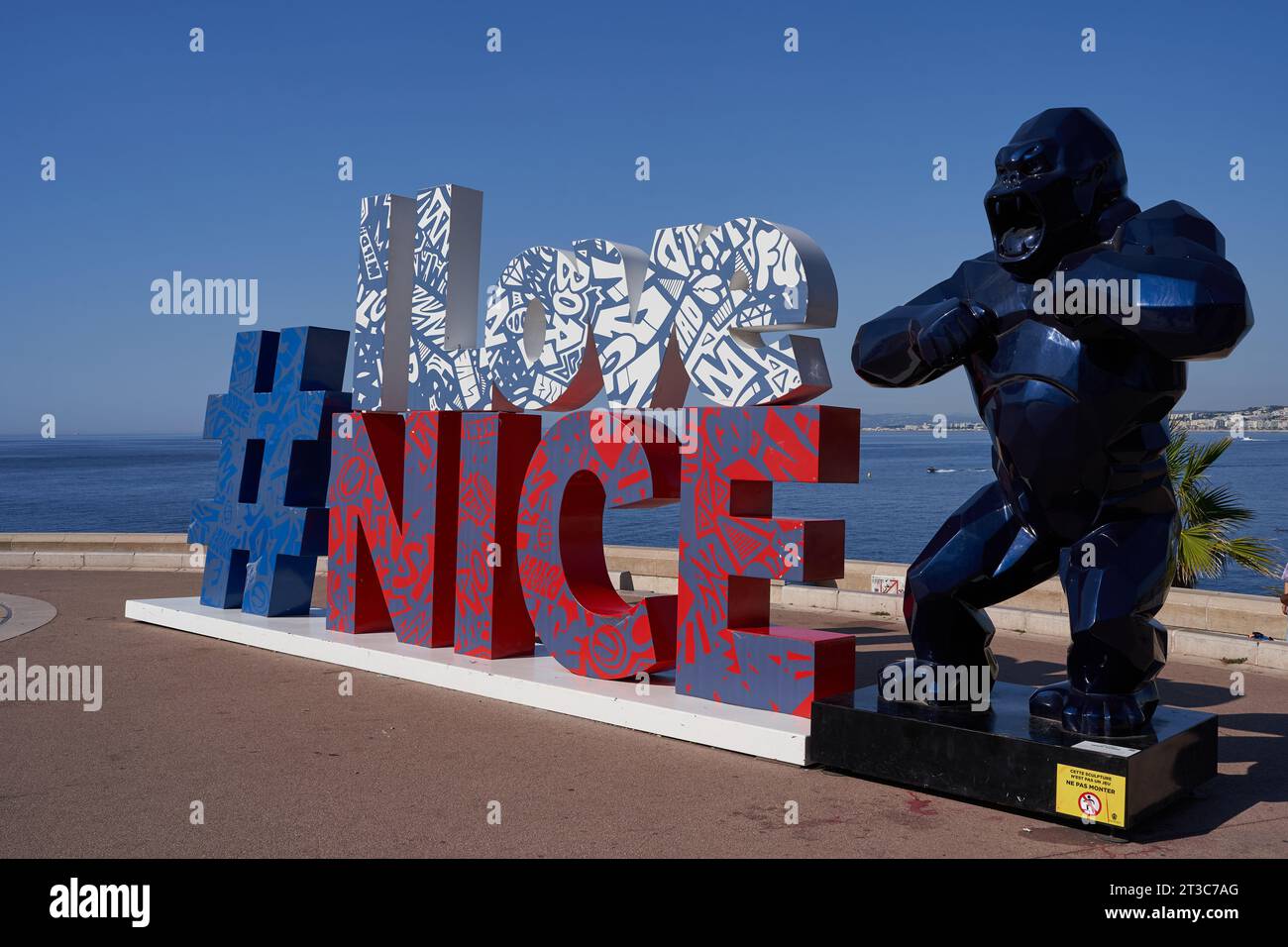 Nizza, Frankreich - 12. August 2023 - Moderne urbane Kunst auf der Promenade des Anglais von Hashtag I LoveNice, ein beliebter Foto- und Selfie-Ort mit blauem Himmel Stockfoto