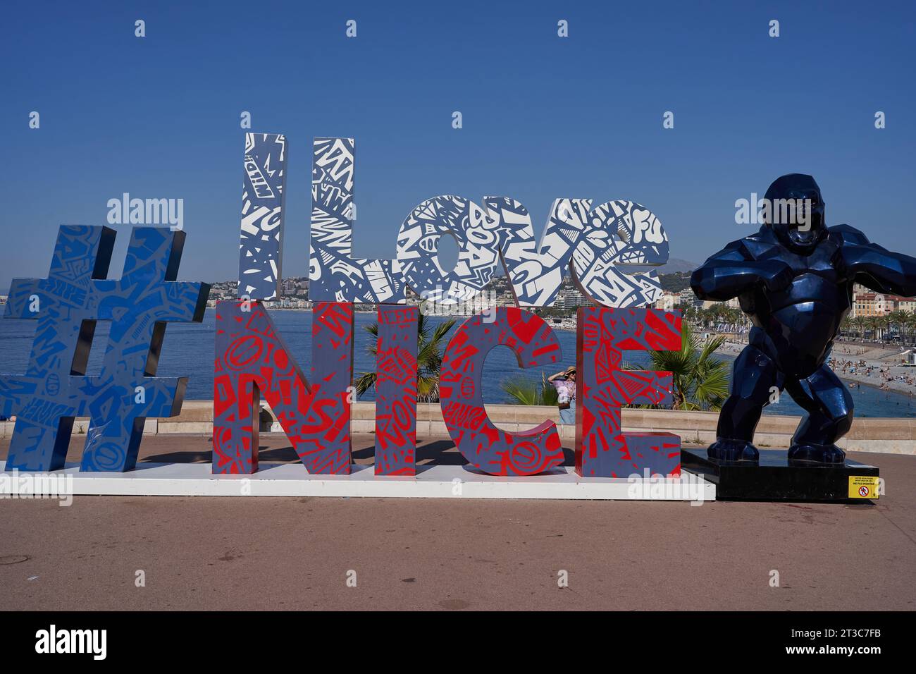Nizza, Frankreich - 12. August 2023 - Moderne urbane Kunst auf der Promenade des Anglais von Hashtag I LoveNice, ein beliebter Foto- und Selfie-Ort mit blauem Himmel Stockfoto