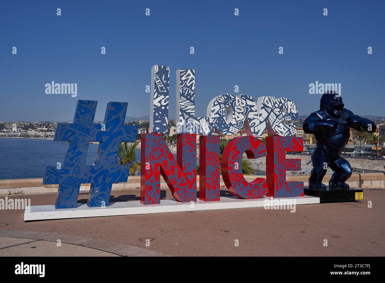 Nizza, Frankreich - 12. August 2023 - Moderne urbane Kunst auf der Promenade des Anglais von Hashtag I LoveNice, ein beliebter Foto- und Selfie-Ort mit blauem Himmel Stockfoto