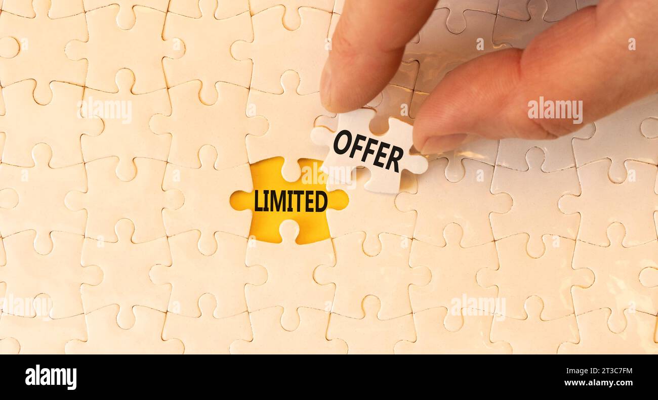 Symbol für begrenztes Angebot. Concept Words begrenztes Angebot für schönes weißes Puzzle. Schöner gelber Hintergrund. Geschäftsmann Hand. Unternehmensmarketing, Stockfoto