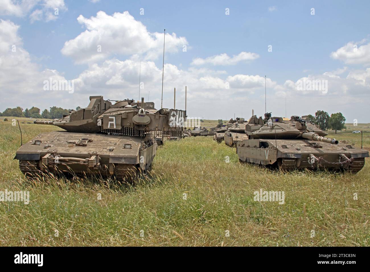 Zug der Merkava Mark 4 Hauptkampfpanzer der israelischen Verteidigungsstreitkräfte. Stockfoto