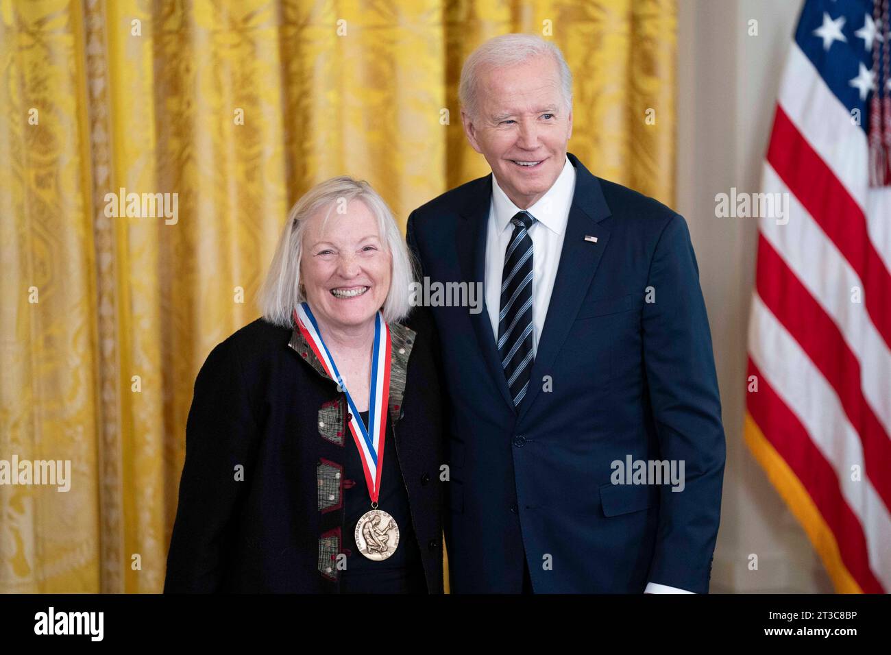 Washington, Usa. Oktober 2023. Präsident Joe Biden verleiht Shelley Taylor die National Medal of Science während einer Zeremonie im East Room des Weißen Hauses in Washington, D.C. am Dienstag, den 24. Oktober 2023. Die National Medal of Science würdigt Einzelpersonen für ihre Beiträge in den physikalischen, biologischen, mathematischen, ingenieurwissenschaftlichen oder Sozial- und Verhaltenswissenschaften. Foto: Bonnie Cash/UPI Credit: UPI/Alamy Live News Stockfoto