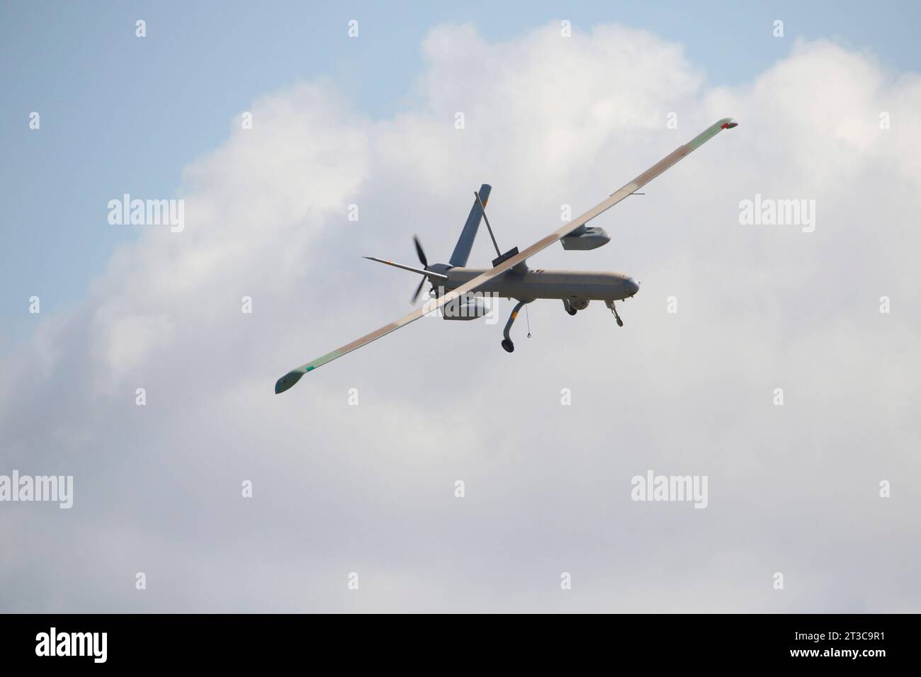 Ein bewaffnetes unbemanntes Luftfahrzeug Hermes 450 der israelischen Luftwaffe im Flug. Stockfoto