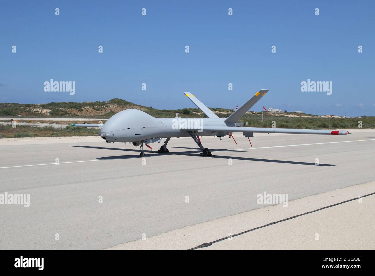 Ein unbemanntes Luftfahrzeug der israelischen Luftwaffe Hermes 900 Kochav parkte auf der Landebahn. Stockfoto