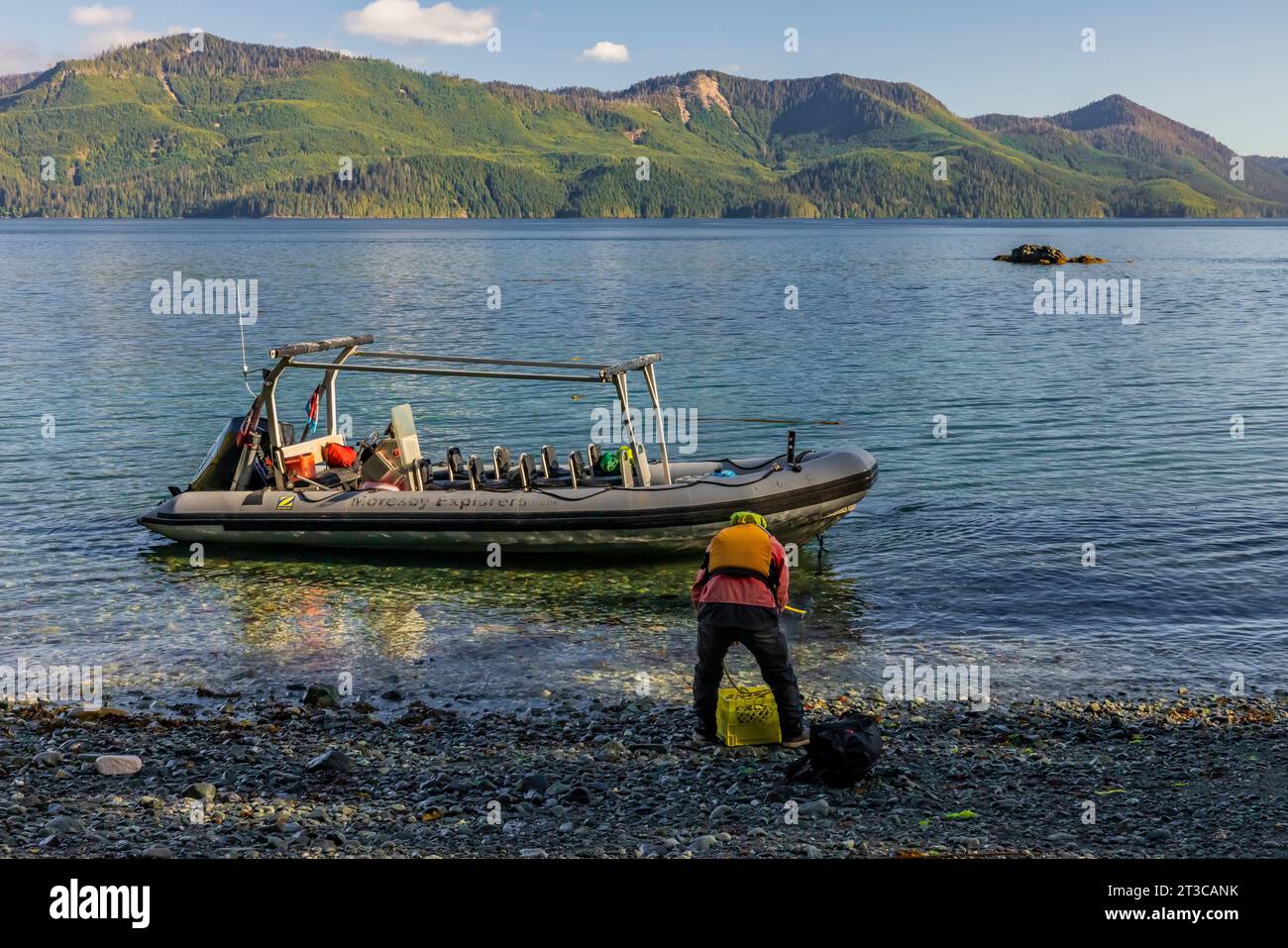 Zodiac transportierte Ökotouristen von und zu Moresby Explorers Floating Lodge im Gwaii Haanas National Park Reserve, Haida Gwaii, British Columbia Stockfoto